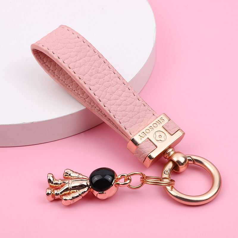 太空人皮革汽车钥匙扣挂件女士锁匙链创意高档公仔马蹄扣网红挂饰