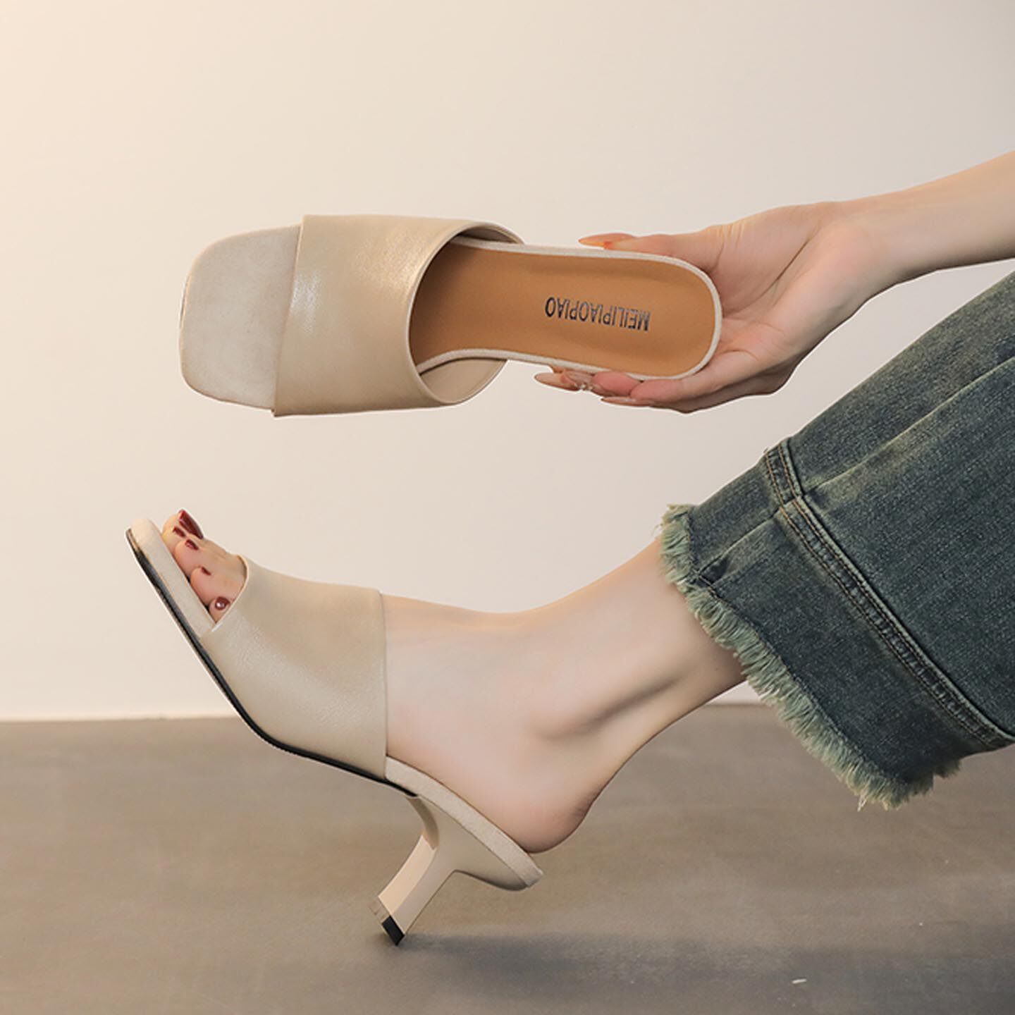 简约风方头一字拖女夏外穿粗跟露趾增高凉拖鞋一脚蹬方头高跟凉鞋