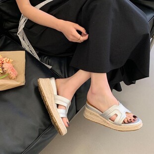 露思同款一字凉拖鞋女夏季外穿草编松糕坡跟拖鞋厚底露趾高跟凉鞋