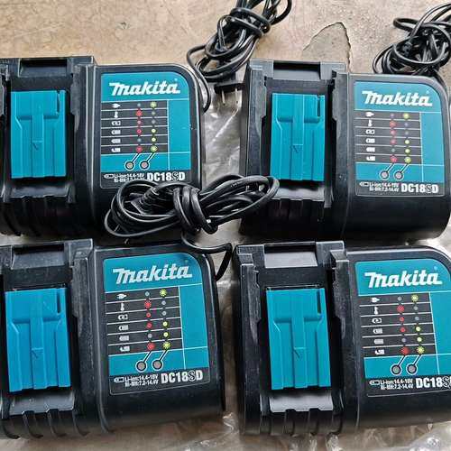 适用充电器DC18SD，有4个，功能正常，上面有些磨擦痕迹，议价