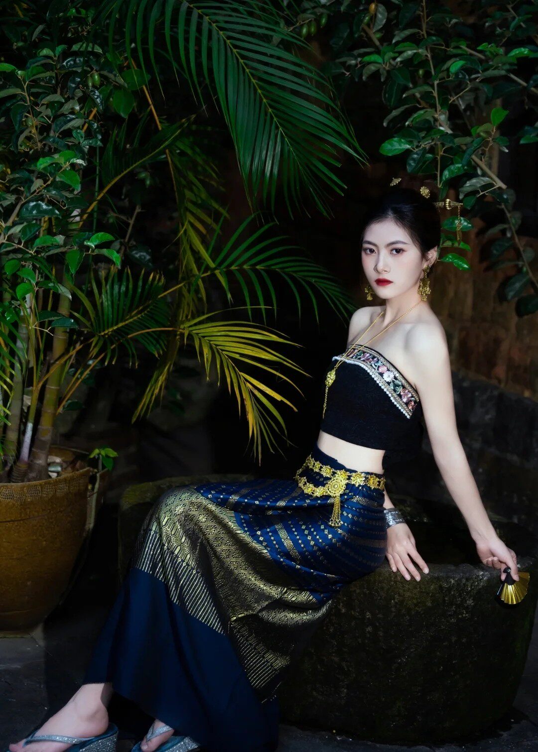 西双版纳傣族民族服装刺绣抹胸网红同款艺术写真旅游舞台表演拍照