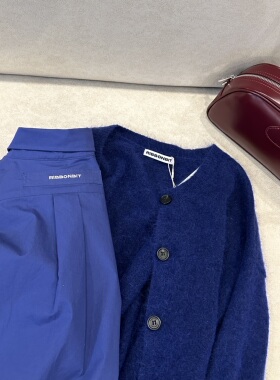 About nice 韩国韩代同款 Ribbonbit  二色开衫+深蓝色衬衫