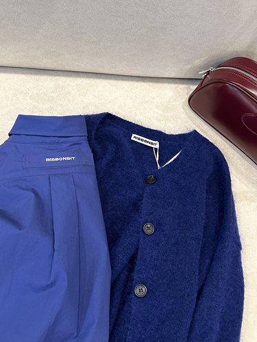 About nice 韩国韩代同款 Ribbonbit  二色开衫+深蓝色衬衫