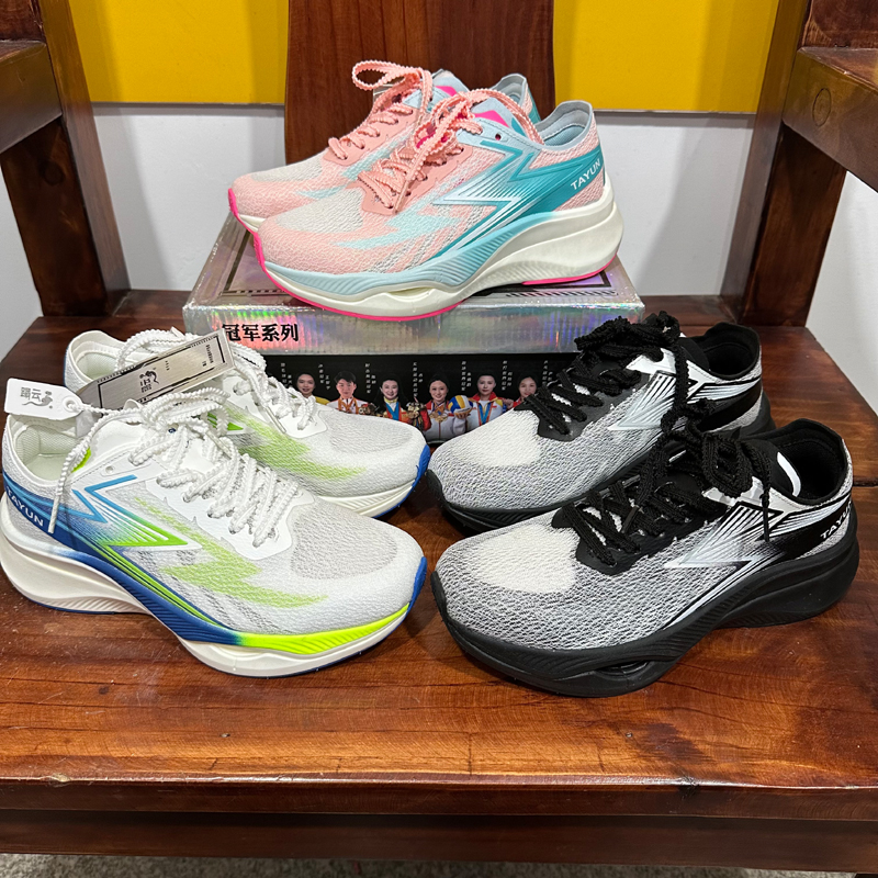 奥莱撤柜跑步鞋男女士春夏透气薄网中考跑鞋碳板软底踏云运动鞋子