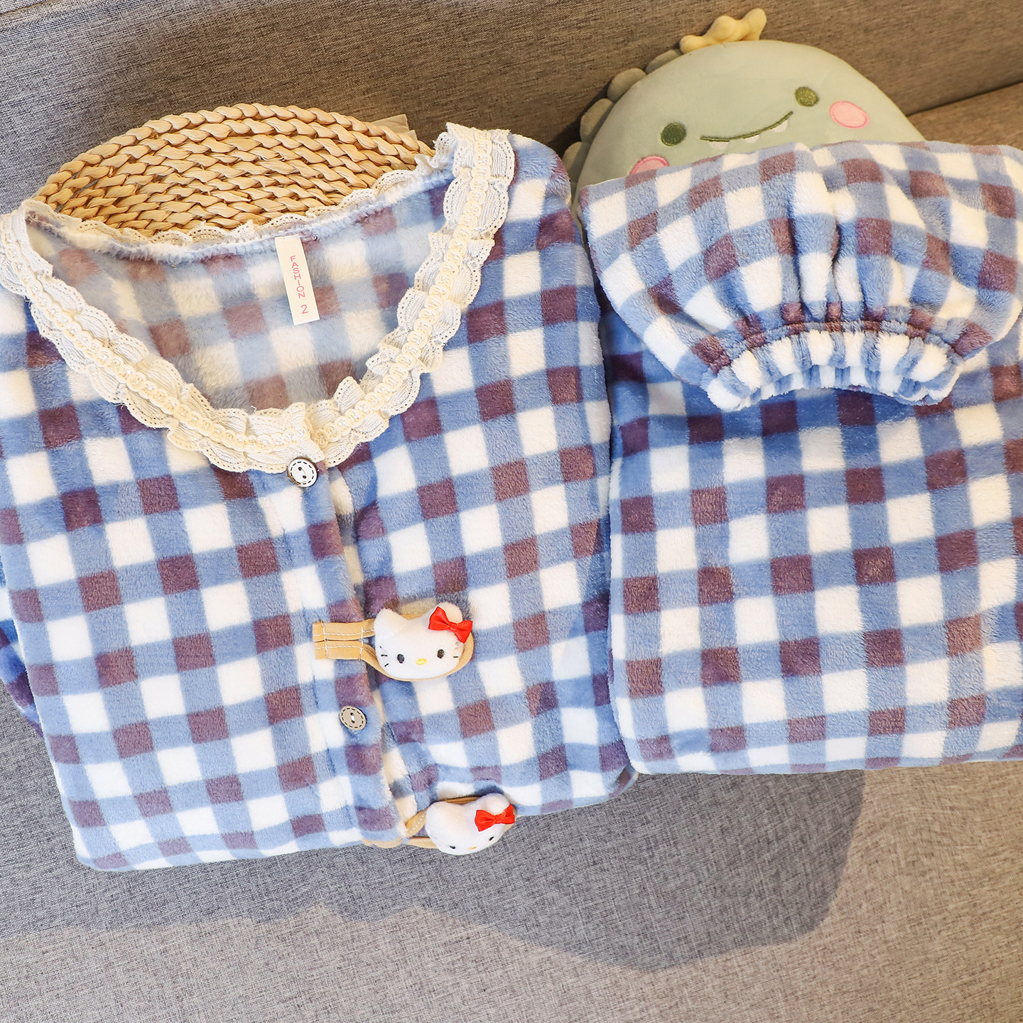 韩系格子法兰绒睡衣女冬季新款KT猫可爱蕾丝边圆领开衫家居服套装