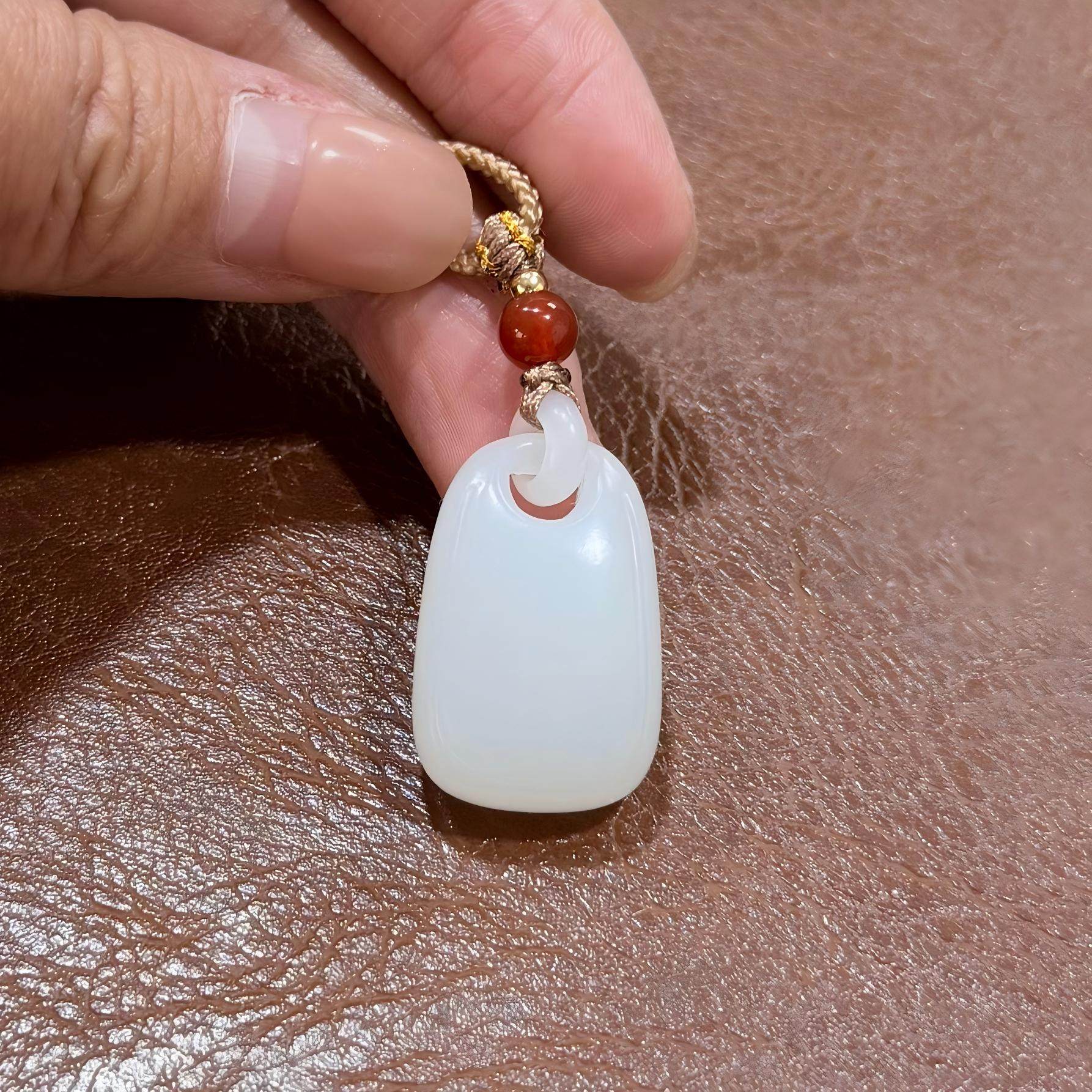 新疆和田羊脂白玉籽料平安无事牌挂件吊坠玉石雕刻培训学校