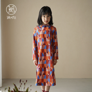 满呐2025秋冬新品新中式年服民国旗袍红色几何长袖女童连衣裙