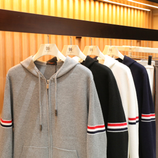 休闲经典 2025秋冬新款 男士 美式 1585 三条杠设计加厚针织连帽拉链衫