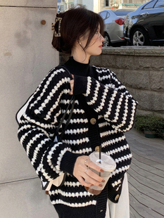 外搭别致慵懒风条纹V领毛衣外套女 2022新款 小香风针织开衫 秋冬装