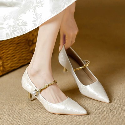 潮牌白色尖头高跟鞋女2025新款配旗袍婚鞋不累脚玛丽珍细跟单鞋潮