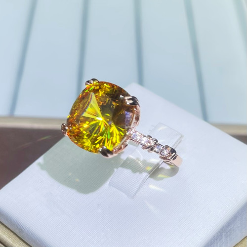 艳彩黄钻肥方10克拉金钻戒指14mm千玺冰花切活口镀金18k玫瑰金