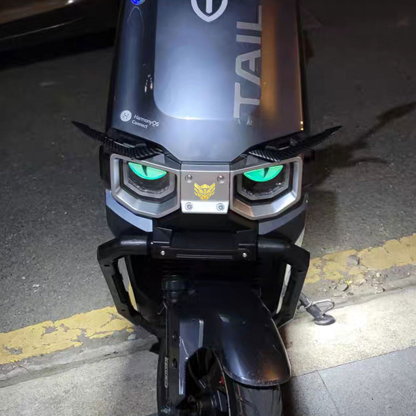 适用台铃苍穹电动车酷版标亮金大灯夜光眼睛车身装饰改装贴纸配件