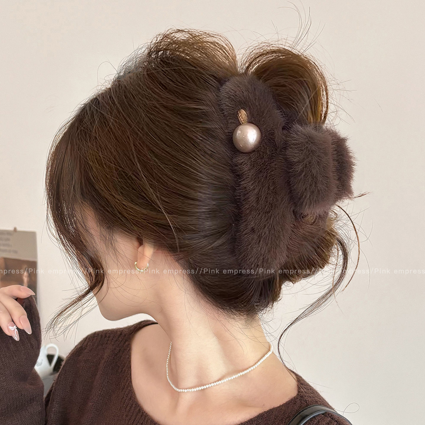 秋冬毛绒抓夹发夹女感2025新款大号头发鲨鱼夹头饰发量多发卡