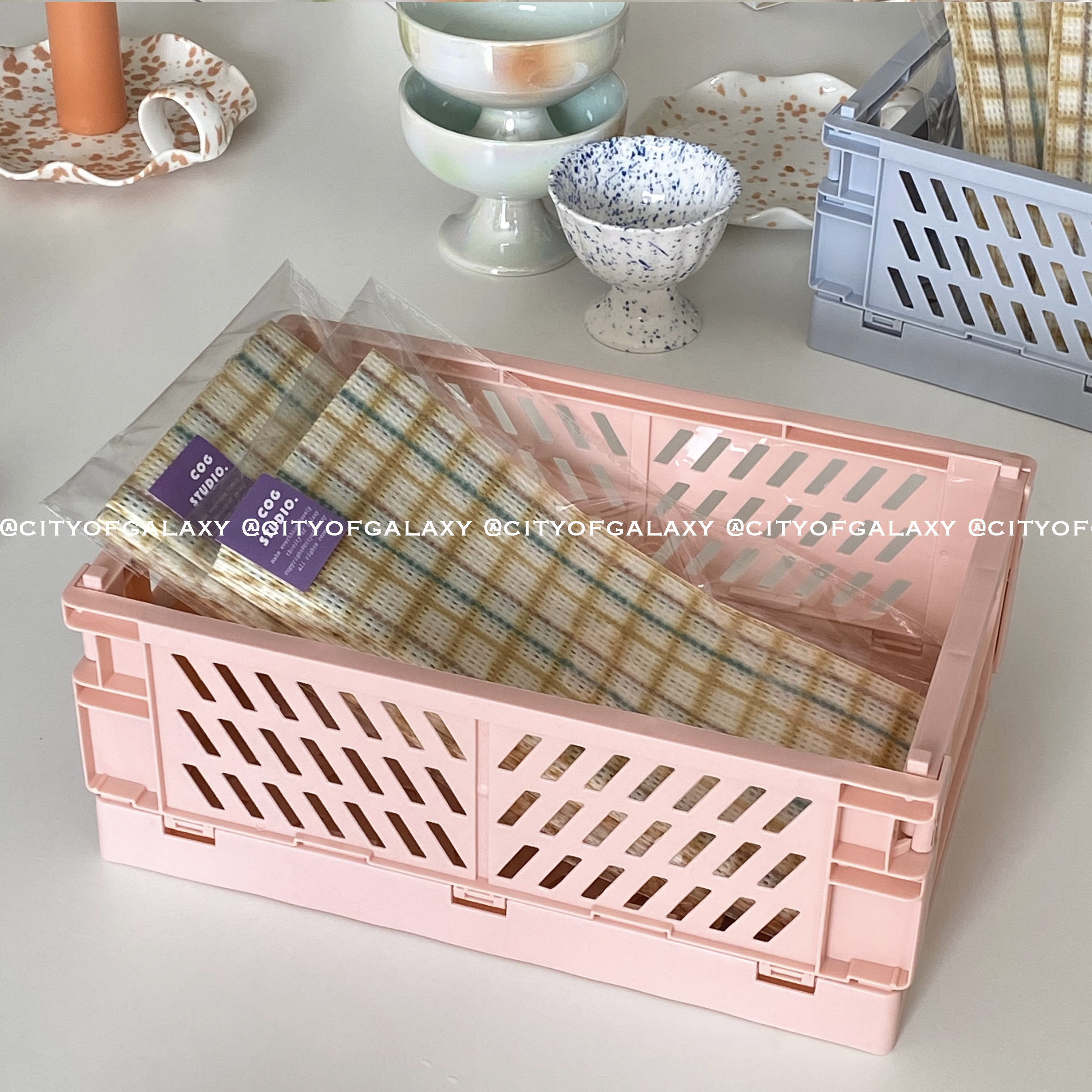 COG 马卡龙可折叠塑料收纳盒学生桌面置物篮文具护肤品镂空收纳框
