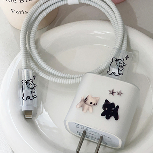 黑白两只猫适用苹果16 17数据线保护套可爱简约iphone20W咬线器