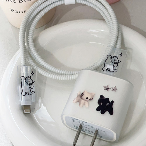 黑白两只猫适用苹果16/17数据线保护套可爱简约iphone20W咬线器