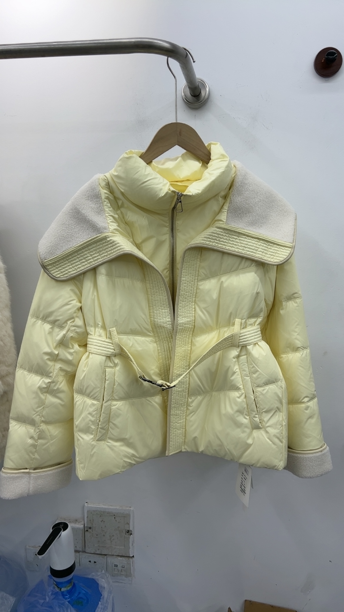 2025年冬装新款时尚气质显贵百搭羽绒服宽松休闲时尚鹅黄色外套