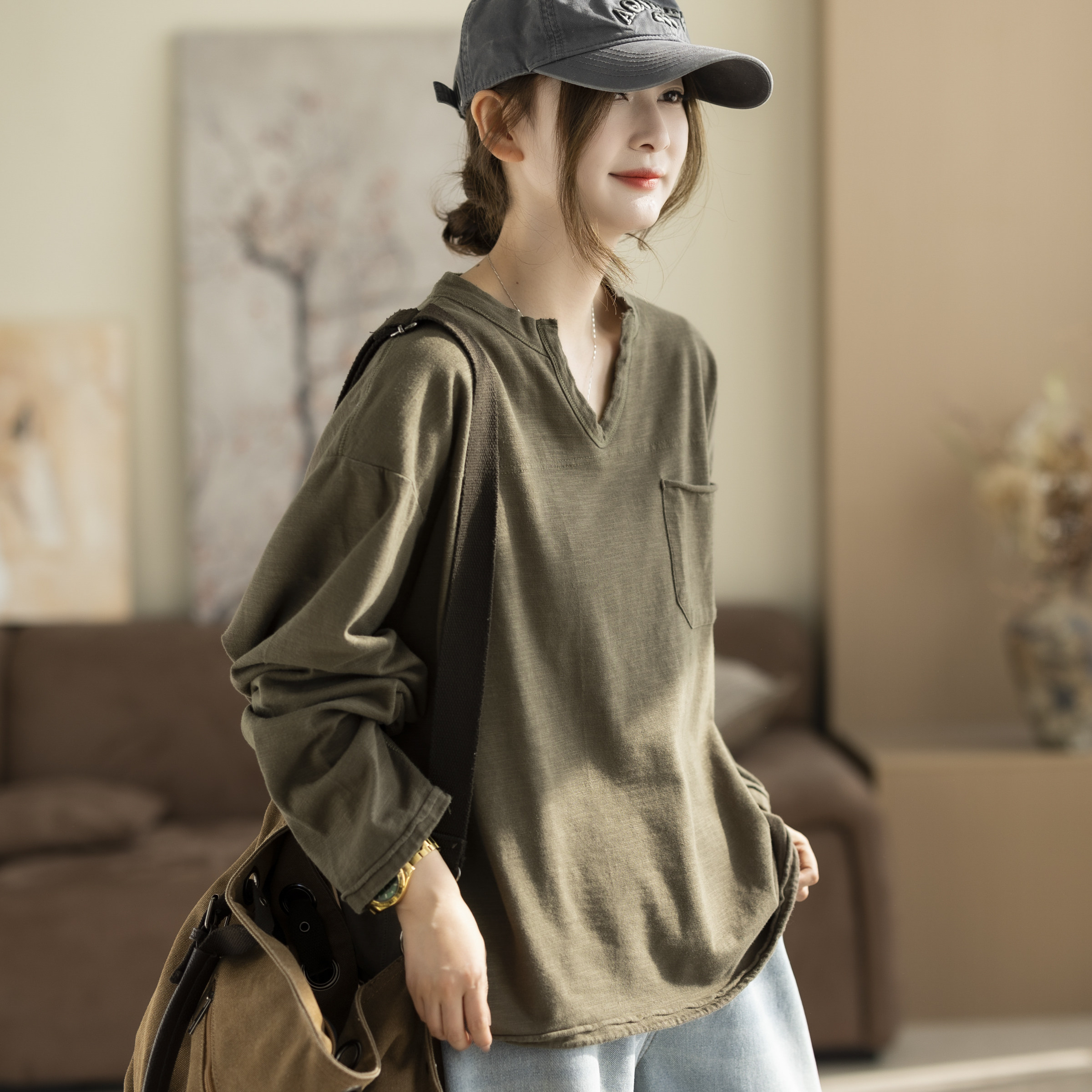 咖咪羽炒色定染厚竹节棉宽松慵懒风V领卷边长袖卫衣T恤休闲上衣女