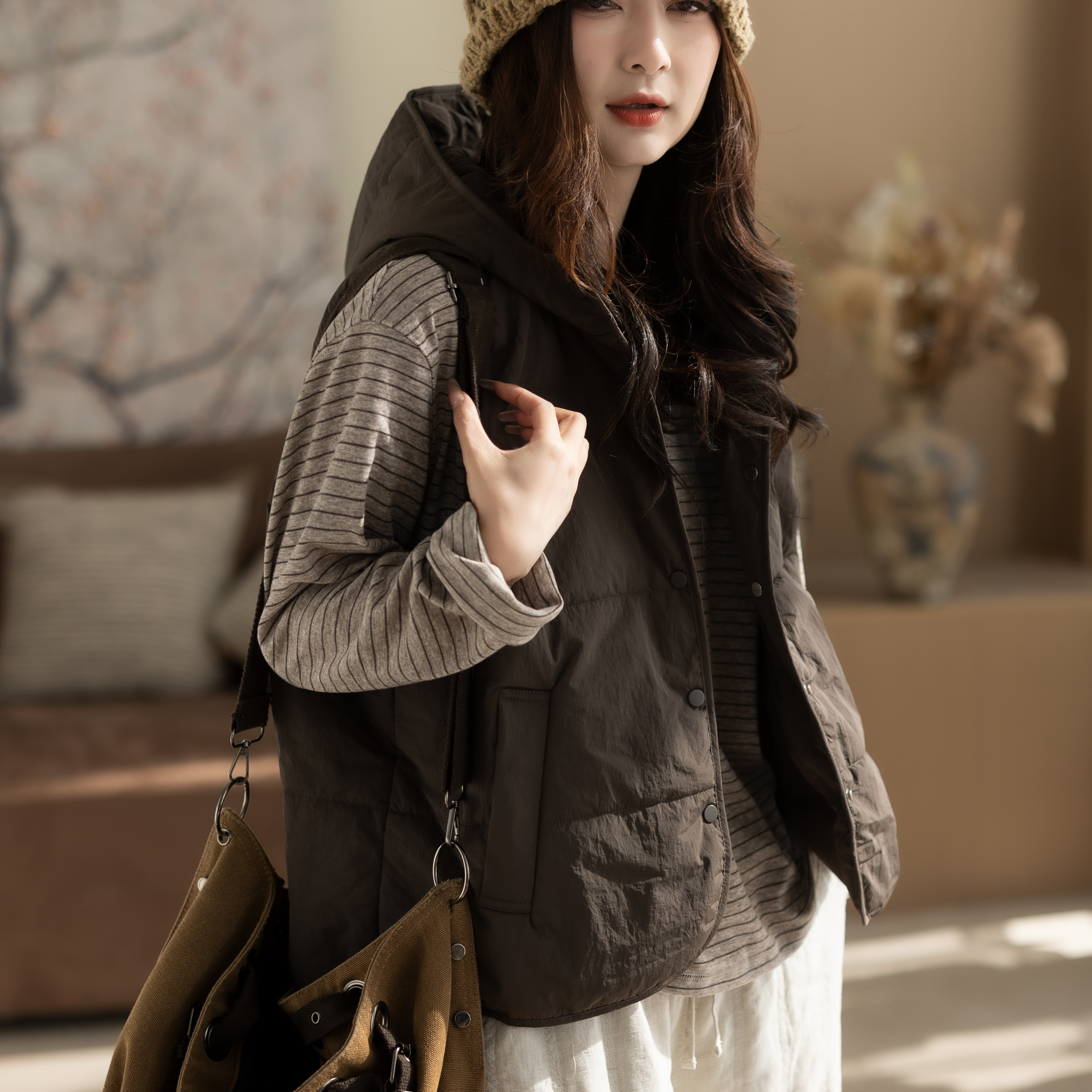 咖咪羽马甲女冬装新款女士帽子纯色宽松无袖坎肩女装上衣马夹外套