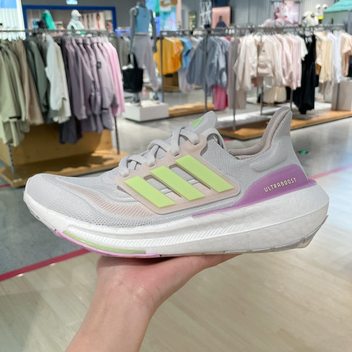 阿迪达斯女鞋2024春季新款ULTRABOOST LIGHT缓震运动跑步鞋IE3337
