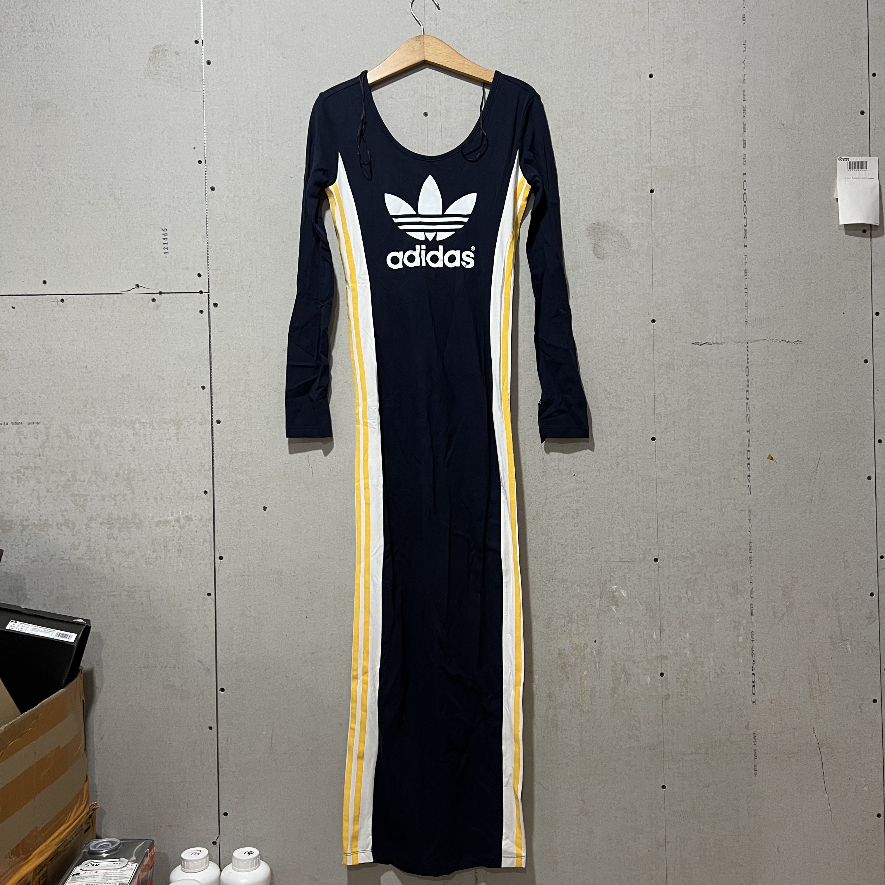 阿迪达斯三叶草2025冬季女子经典运动休闲短袖袖修身连衣裙AA3868