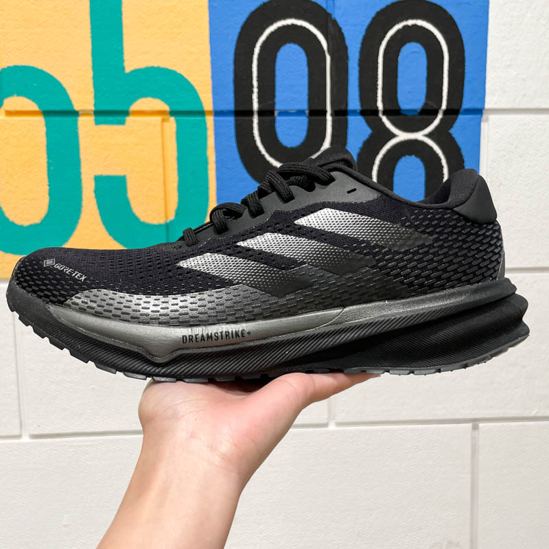 阿迪达斯防水轻便缓震跑步鞋