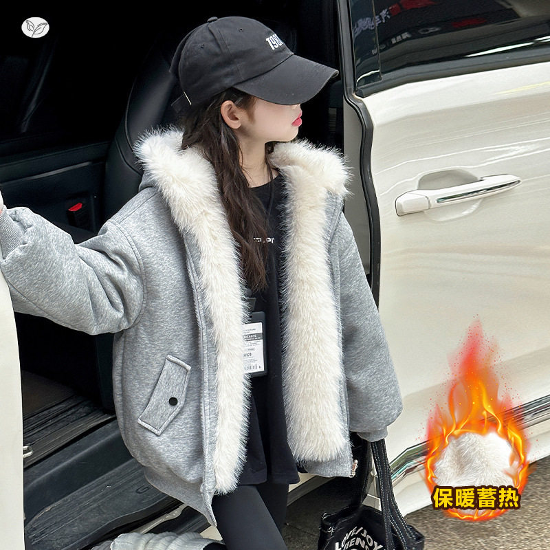女童保暖外套冬季新款双面穿毛毛衣中大童休闲短款派克服冬装，童装外套，摩比熊