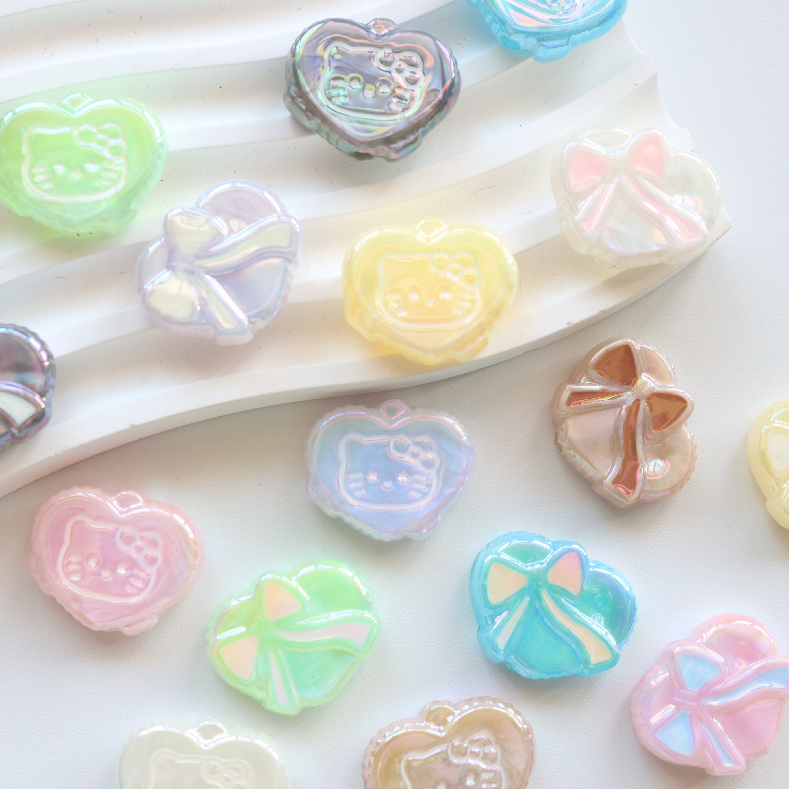 夜光uv滴油Kitty爱心蝴蝶结贝母DIY串珠直孔手机链条车挂材料配饰