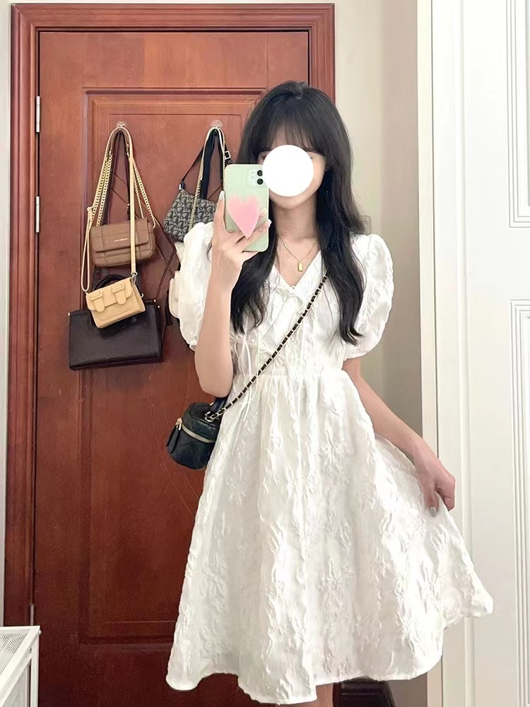 气质法式收腰连衣裙女夏季2023新款高级感v领泡泡袖白色仙女裙子