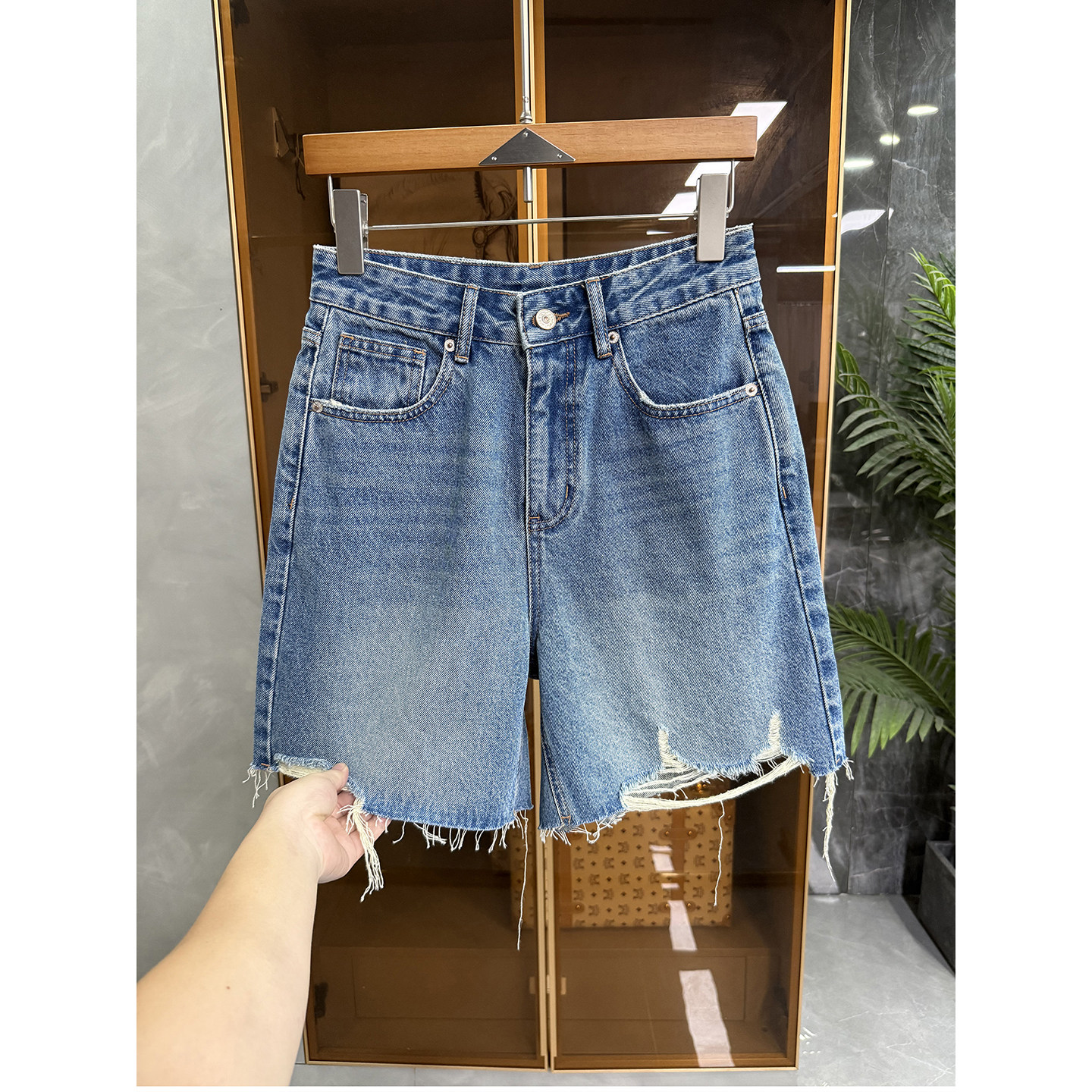 衣柜刚需！品质N货！破洞毛边高腰牛仔A字短裤女   D68097~ME