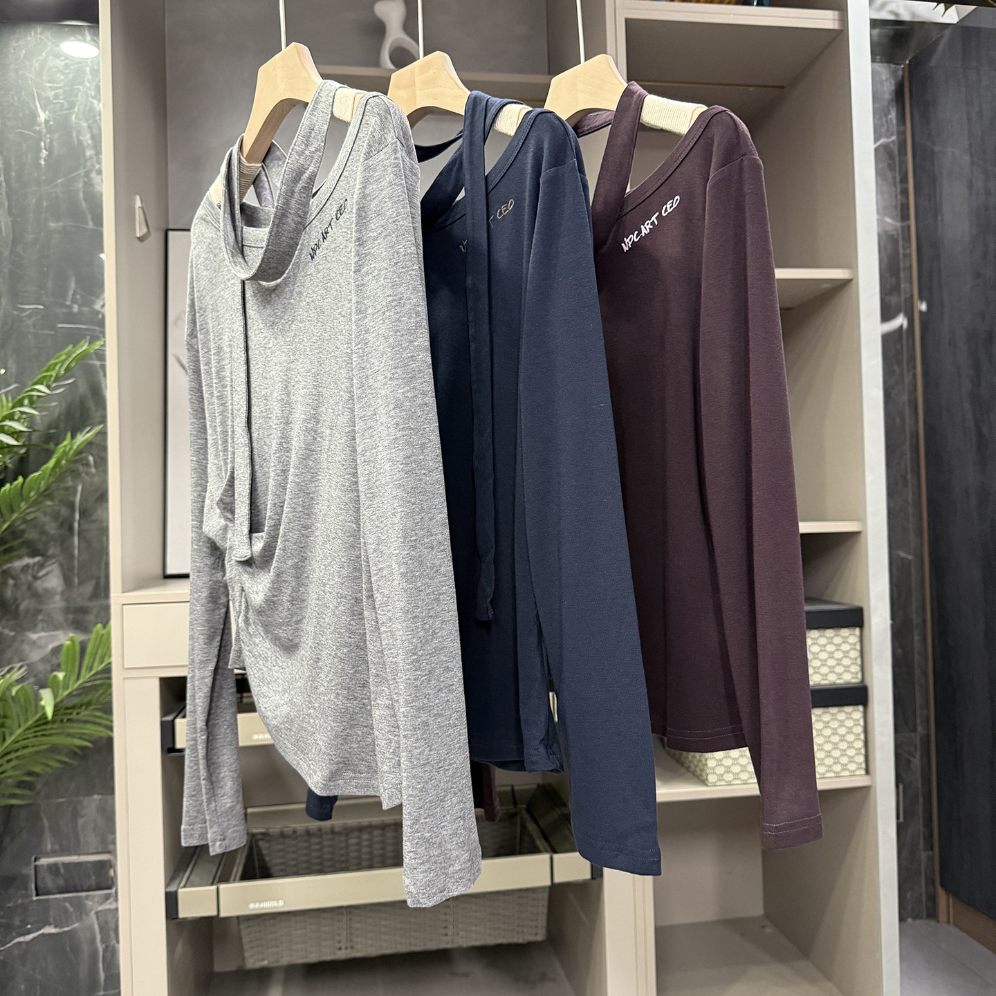 柔软羊毛飘带一字肩长袖上衣