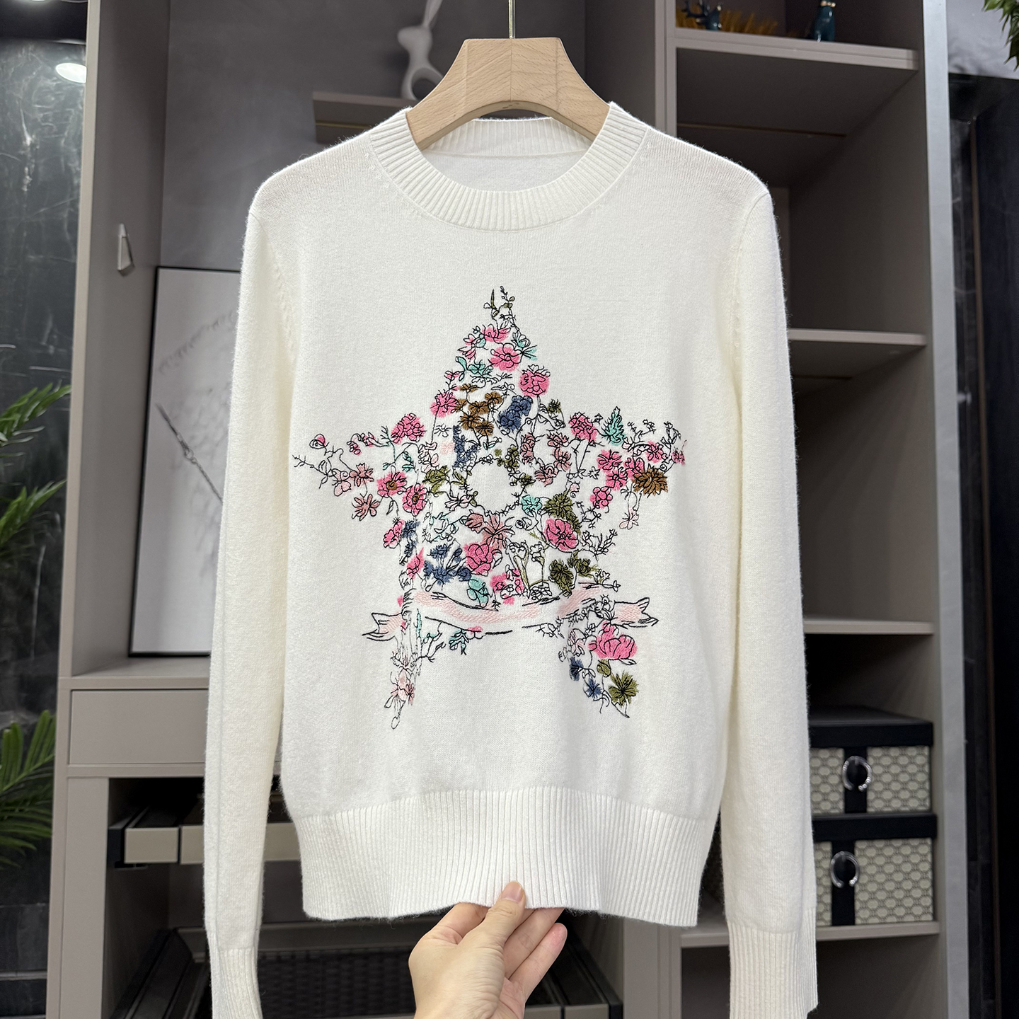 刺绣星星羊毛圆领长袖针织毛衣