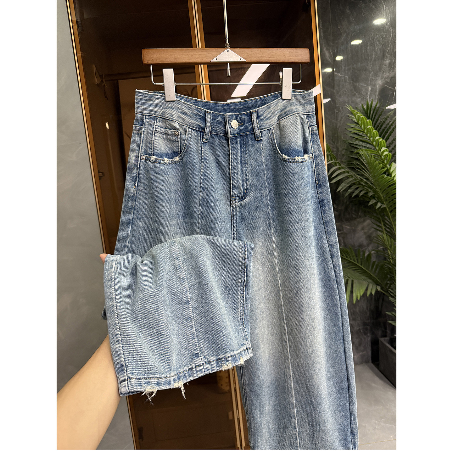解锁N 种时髦穿搭！破洞中高腰牛仔八分镰刀裤女   M778708~JS