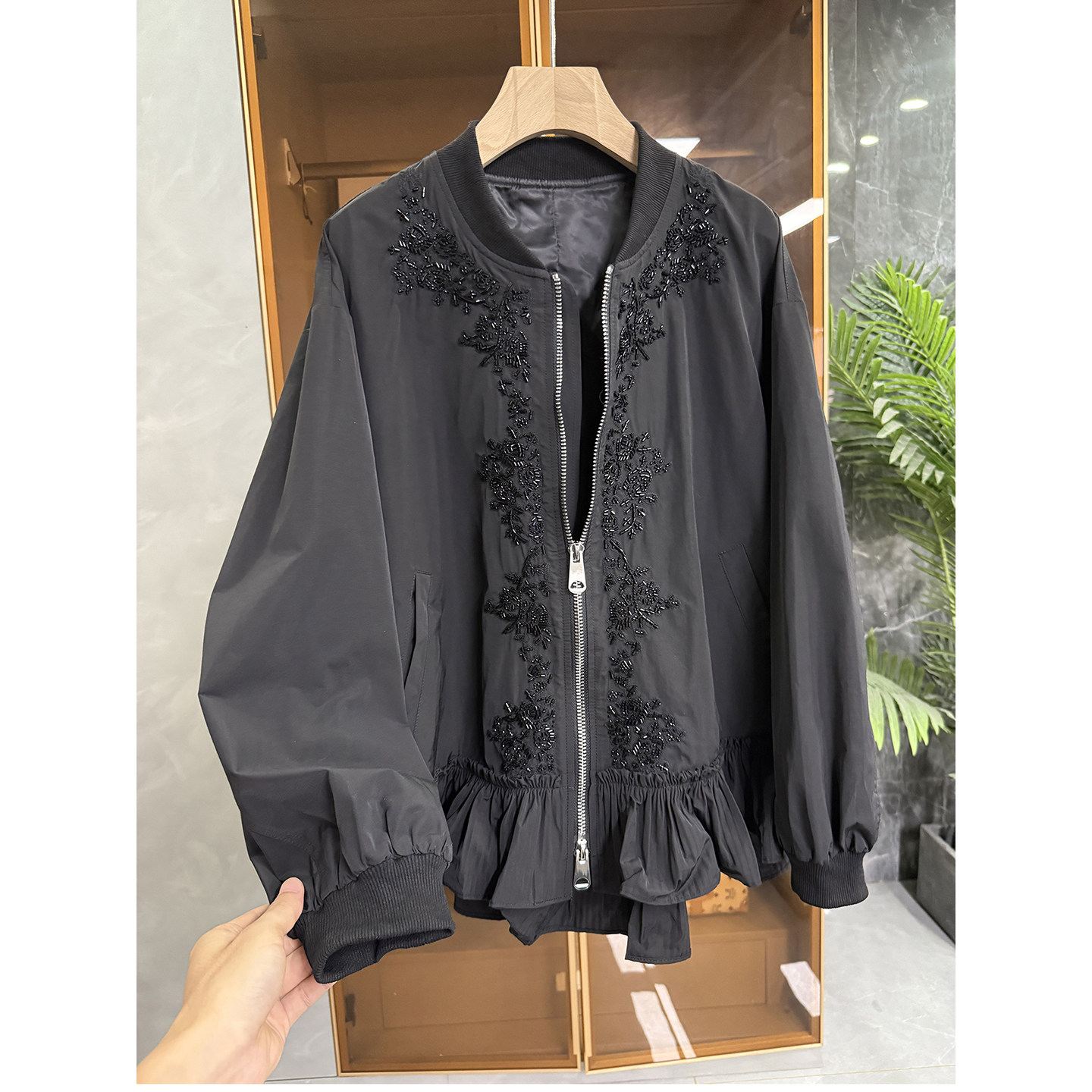 宽松钉珠刺绣拼荷叶边棒球服外套