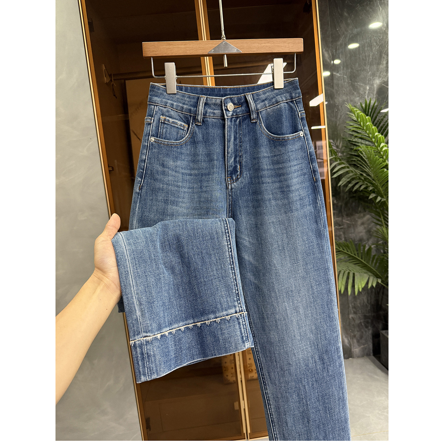 N货！把显瘦刻进DNA里！微弹中高腰牛仔小直筒裤女  M338101~JS