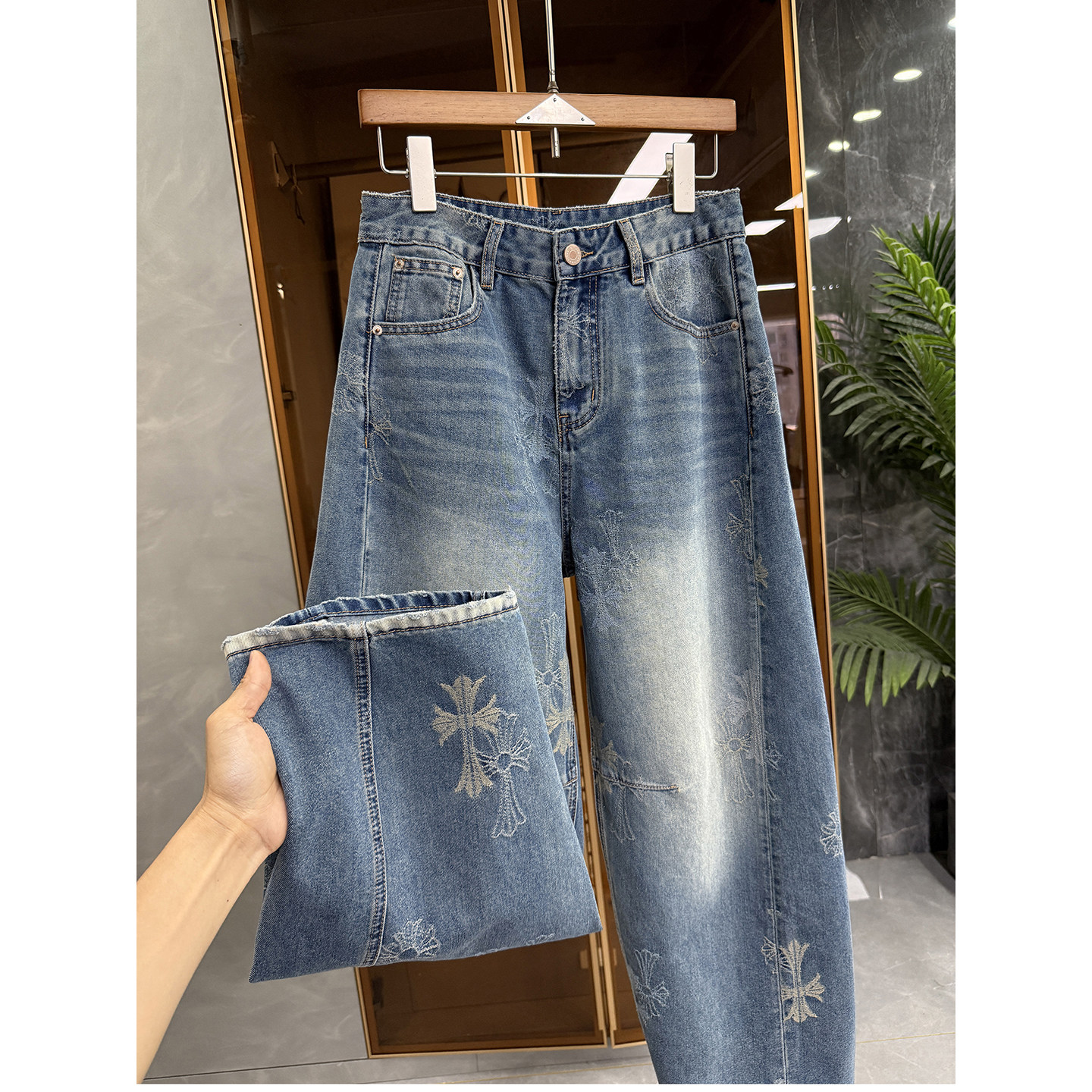让人爱不释手的出片神器!提花中高腰牛仔镰刀裤女 M949580~JS
