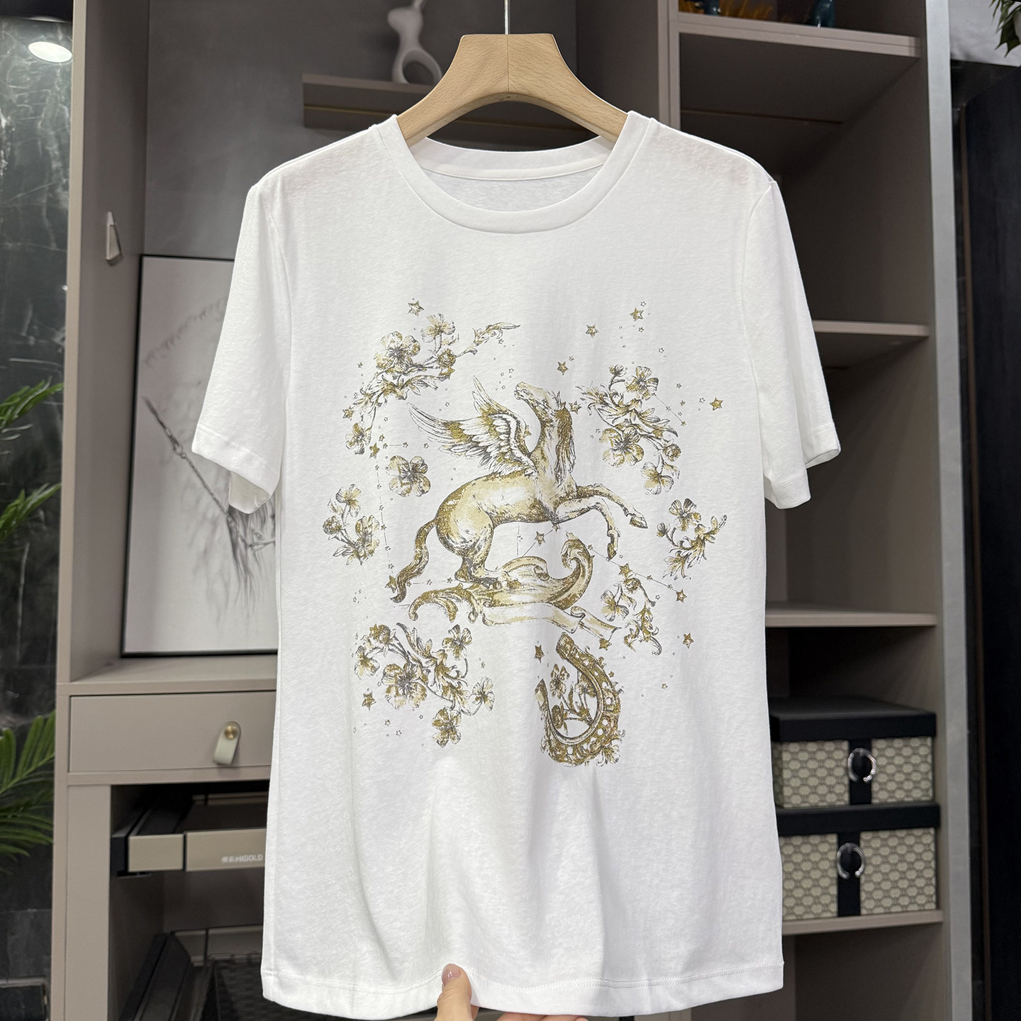 自留推荐！怒推！烫金骏马印花圆领短袖棉T恤女    260122003~ZY