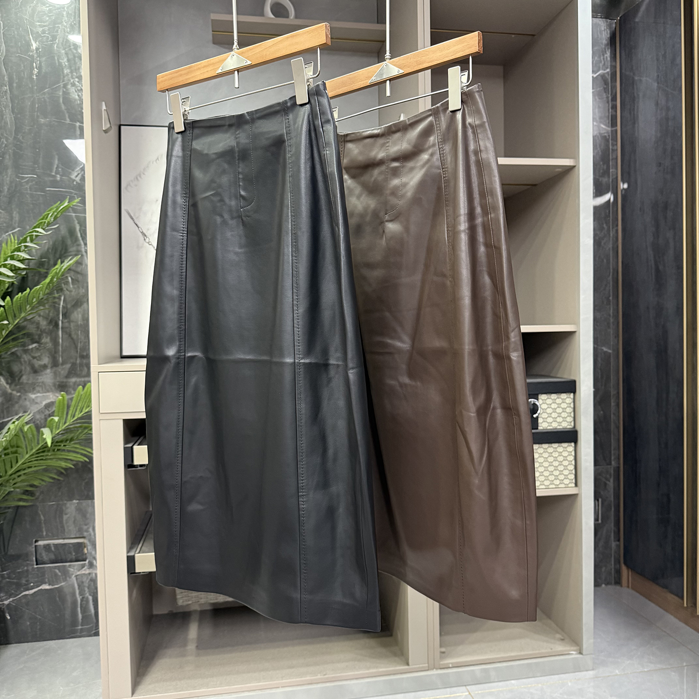 咆哮推荐！简约高ji感！高腰包臀后开衩PU半身裙女  BQ25201~ZY