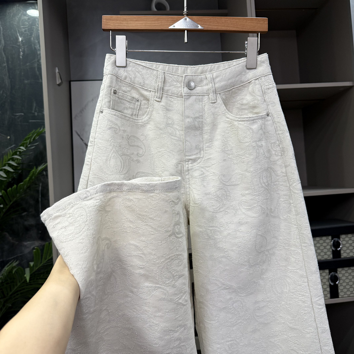 太N了!一穿就显瘦!重工提花中高腰牛仔直筒裤女 YT26113~ZY