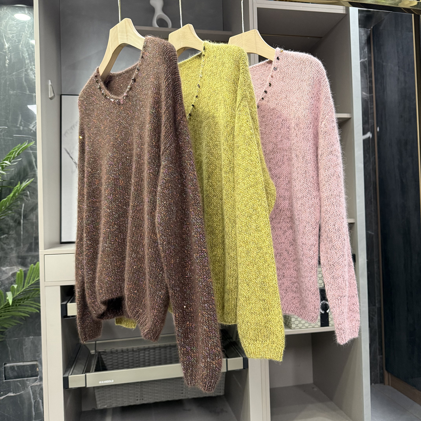 宽松羊绒羊毛钉珠V领针织毛衣