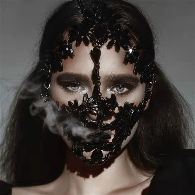黑色满脸走秀炫酷面具演出搭配