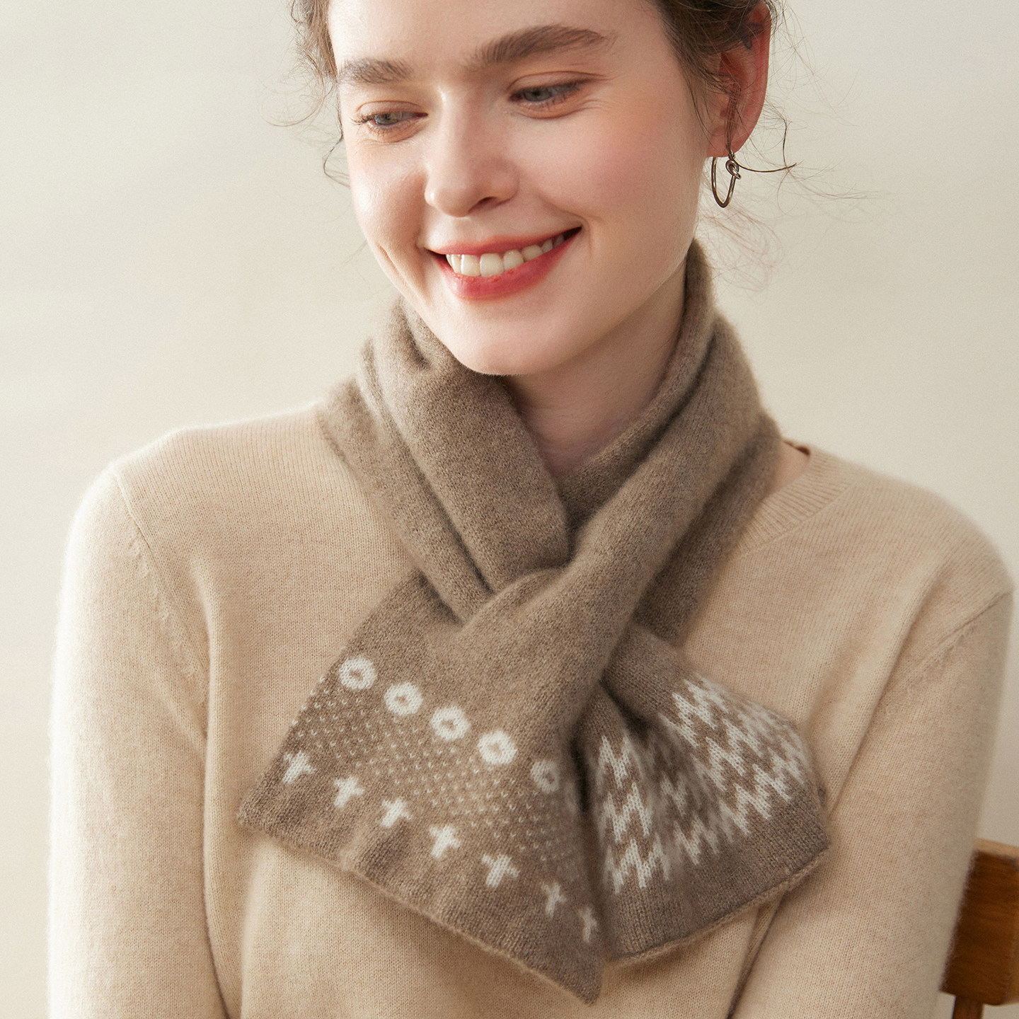 费尔岛风100%山羊绒穿孔围巾女2025款秋冬保暖针织护颈交叉围脖女,服饰配件/皮带/帽子/围巾,围巾/丝巾/披肩,淘宝优惠券,粉丝福利购,淘宝优惠卷