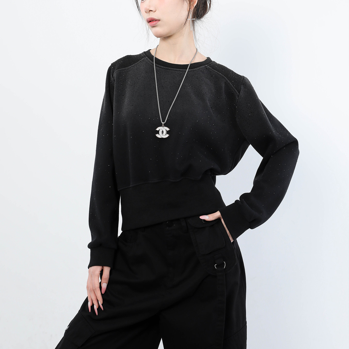潮牌黑色烫钻宽松卫衣女2026春季新款百搭设计感显瘦圆领短款上衣