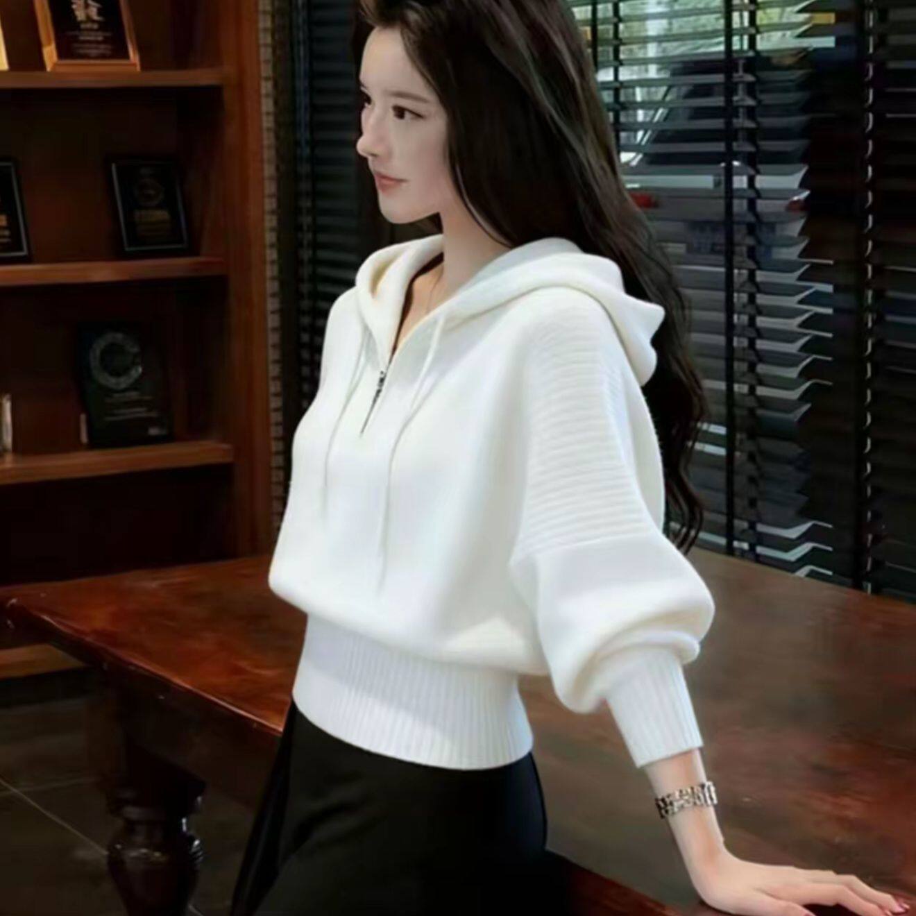 休闲慵懒风白色连帽半拉链针织衫女短款套头毛衣