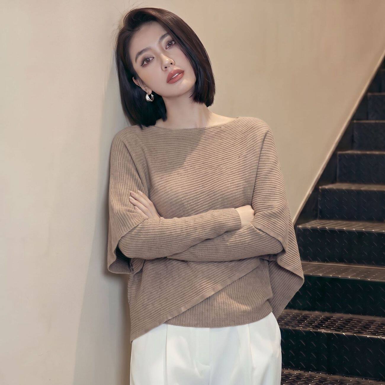 设计感不对称蝙蝠袖针织衫女秋季套头宽松百搭上衣