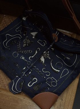 Q姐“艺术感” 真丝提花真皮包边艺术感斜跨包 52B727