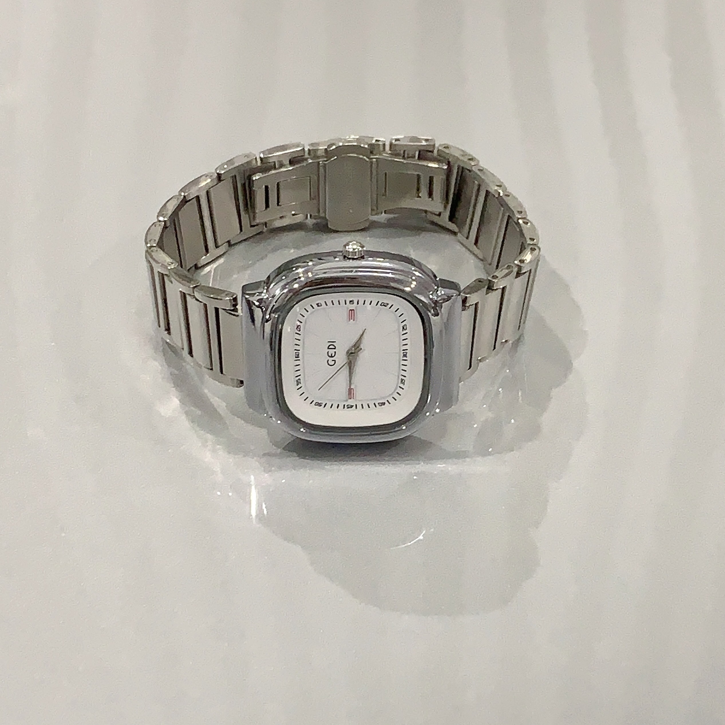 歌迪简约时尚高级感大表盘情侣表