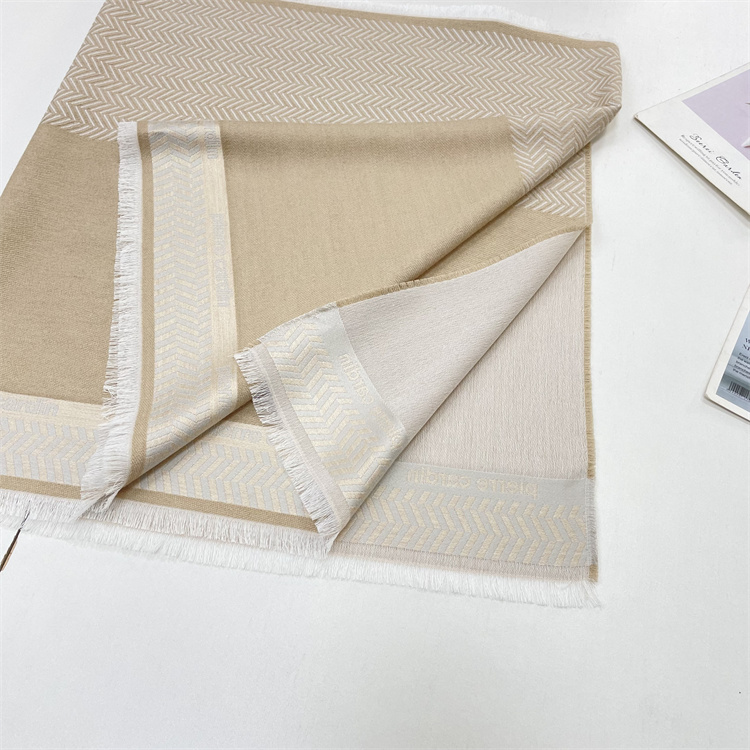 E1she货好牌~围巾女25冬季字母提花保暖围脖轻薄款流苏长款大披肩