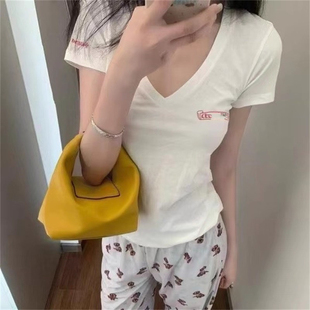 马蹄梵文印花撞色V领短袖T恤女夏季小众设计感修身显瘦纯欲上衣潮