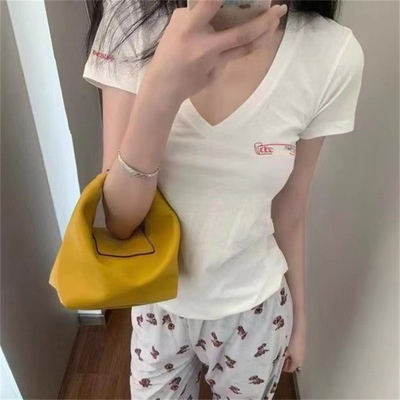 马蹄梵文印花撞色V领短袖T恤女夏季小众设计感修身显瘦纯欲上衣潮